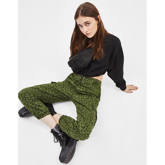 Pantalón Denim Cargo De Leopardo de Bershka en 21 Buttons