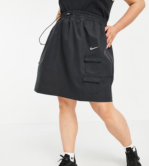 Falda Negra Con Bolsillos Utilitarios Y Logo De Nike Plus-negro