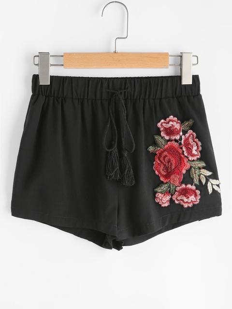 Shorts Con Aplicación De Rosa Con Cordón