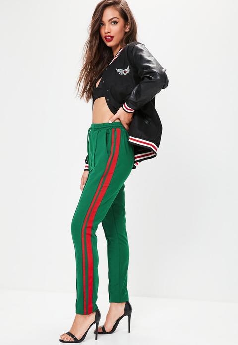 Pantalón Deportivo Con Pliegue Y Franjas Laterales En Verde