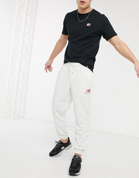 Joggers En Gris Con Icono De New Balance