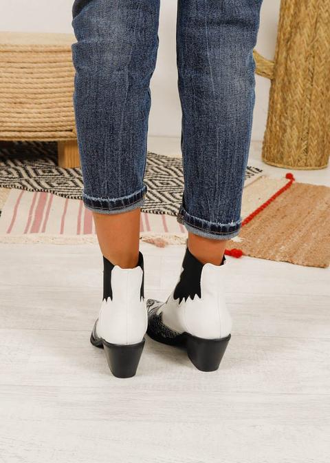 Botin Campero Blanco Puntera Print Serpiente de The Desire Shop en 21  Buttons