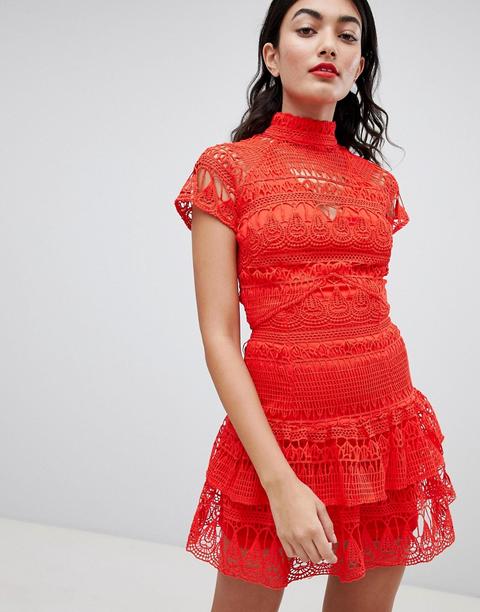 Prettylittlething - Vestito Accollato In Pizzo A Balze - Rosso