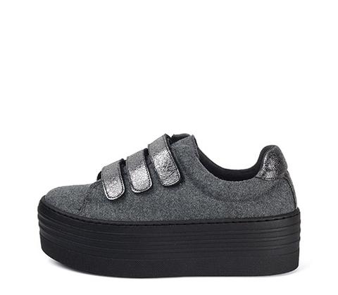 Sneaker Franela Gris Con Detalle 3 Velcros Y Brillante