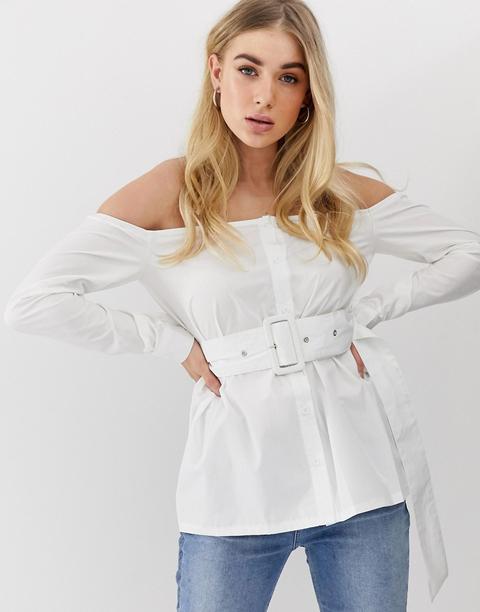 Prettylittlething - Camicia Bianca Con Spalle Scoperte E Cintura - Bianco