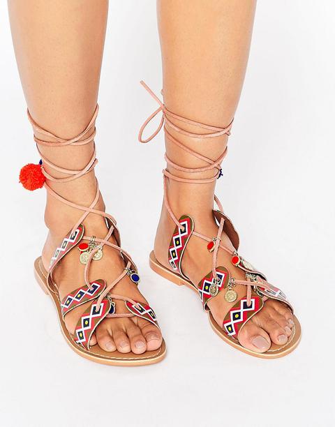 Sandalias Planas Con Correas Y Pompones De Glamorous