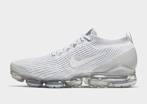 The Nike Air VaporMax Flyknit 3 features flowing 2 tone lines