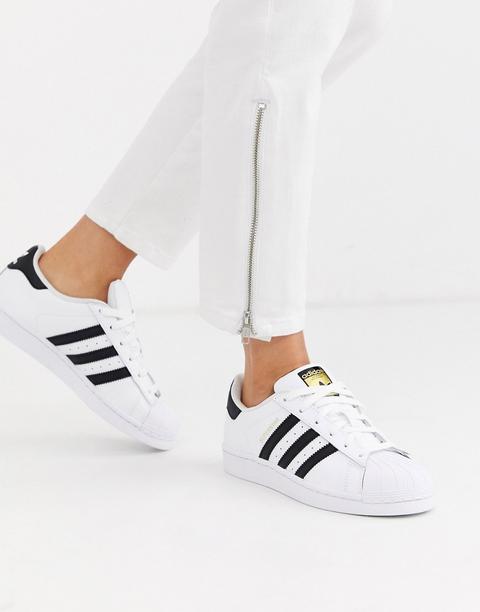 Zapatillas En Blanco Y Negro Superstar De Adidas Originals