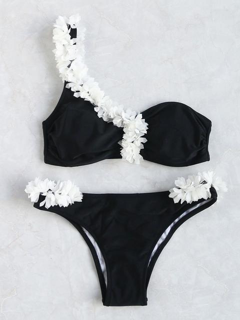 Conjunto De Bikini De Un Hombro Embellecido De Flor En Contraste