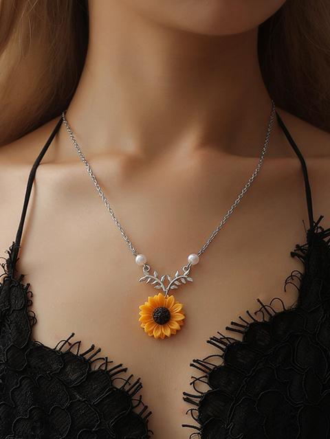 Collana Con Pendente A Forma Di Fiore E Foglia