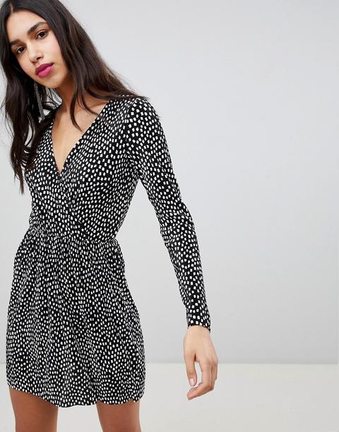 Vestido Cruzado Plisado Con Estampado De Lunares Difuminados De Asos Design