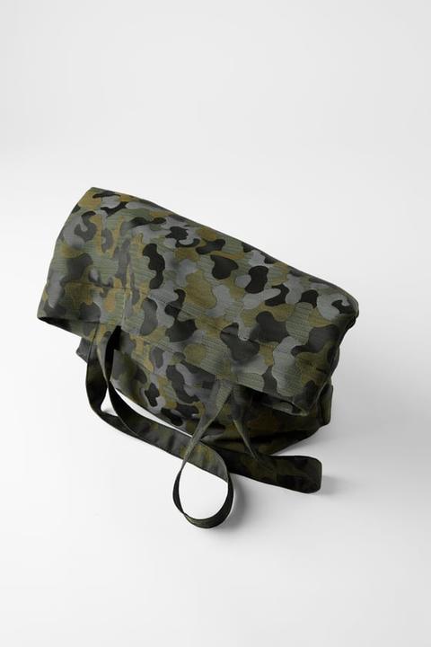 Bolso Shopper Camuflaje de Zara en 21 Buttons