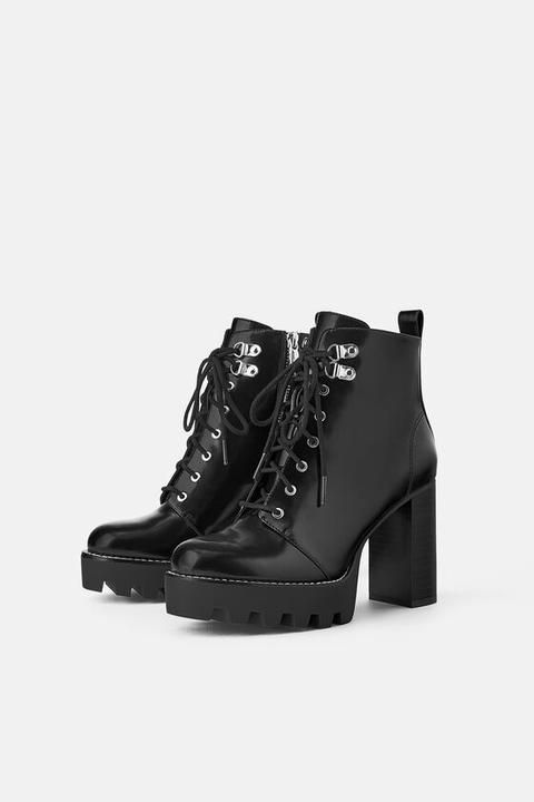 Ankle Boots De Salto E Solado Tratorado Com Cadarços