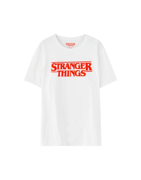 Camiseta Netflix Stranger Things Blanca Con Logo Pull and Bear en 21 Buttons