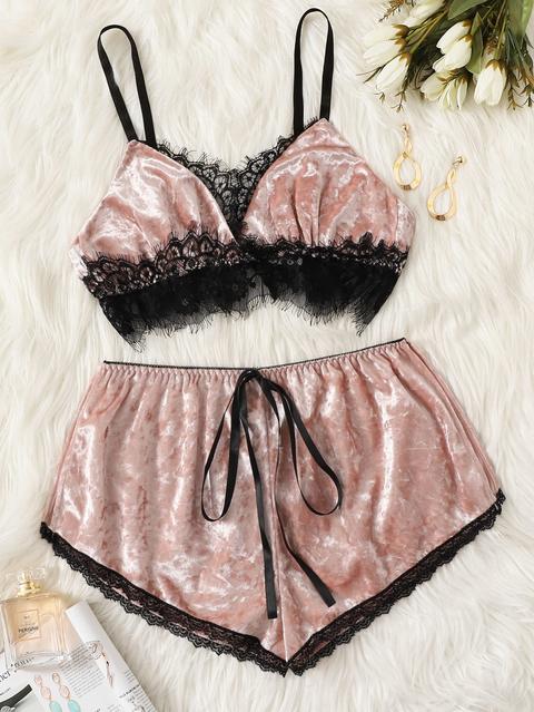 Top In Velluto Con Bretelle Sottile Con Pizzo E Shorts