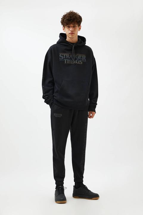 Sudadera Reflectante Stranger Things de Pull and Bear en 21 Buttons