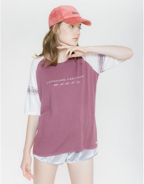Camiseta Manga Corta Con Raya En Manga Y Colores Contrastados Granate Oscuro