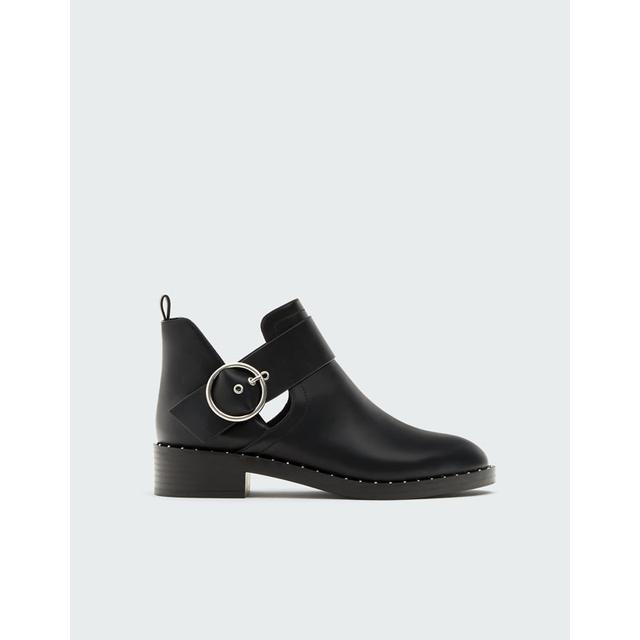 cut out boots pull and bear
