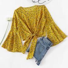 Blusa Corta De Flores Con Nudo Y Mangas De Campana