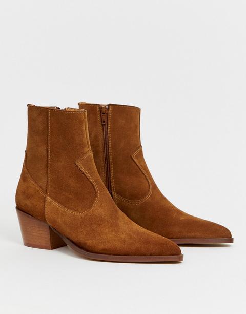 Botas Estilo Oeste En Ante Tostado Con Tacón Laminado De Depp