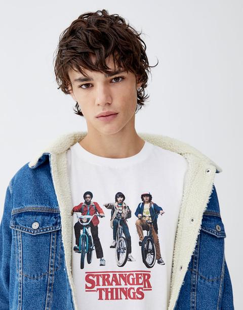Camiseta Netflix Stranger Things Con Personajes En Bici
