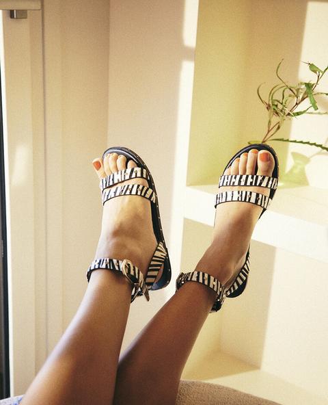Sandalias De Cebra Con Tachuelas