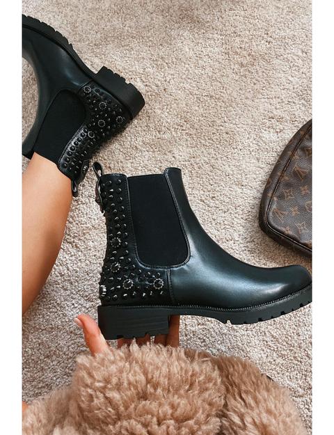 bottines avec clous sur le devant