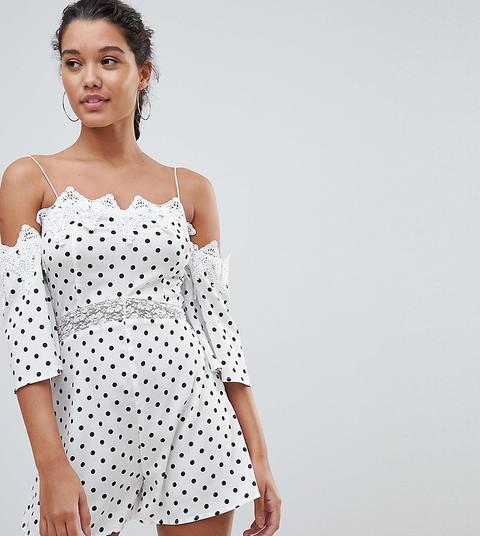 Prettylittlething - Tuta Corta A Pois Con Spalle Scoperte - Bianco