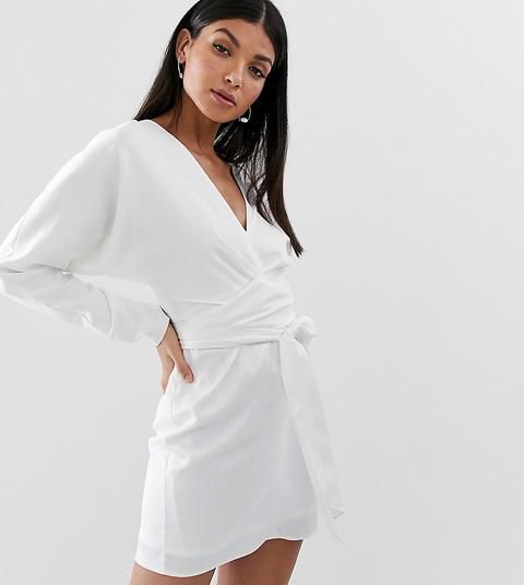 Asos Design Tall - Robe Courte En Satin À Manches Chauve-souris Et Taille Enveloppante - Blanc