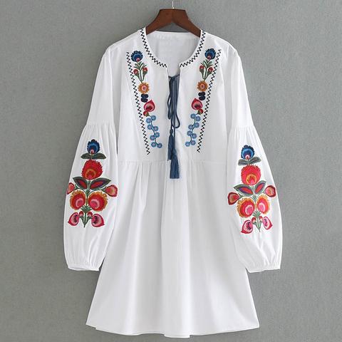 Vestito Con Spalle Scivolate E Ricamo Di Fiore