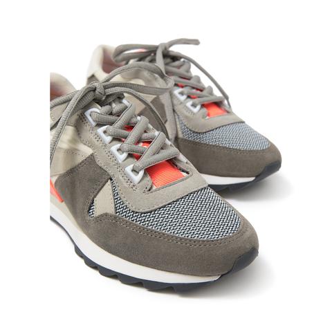 Deportiva Técnica Gris from Bimba Y Lola on 21 Buttons