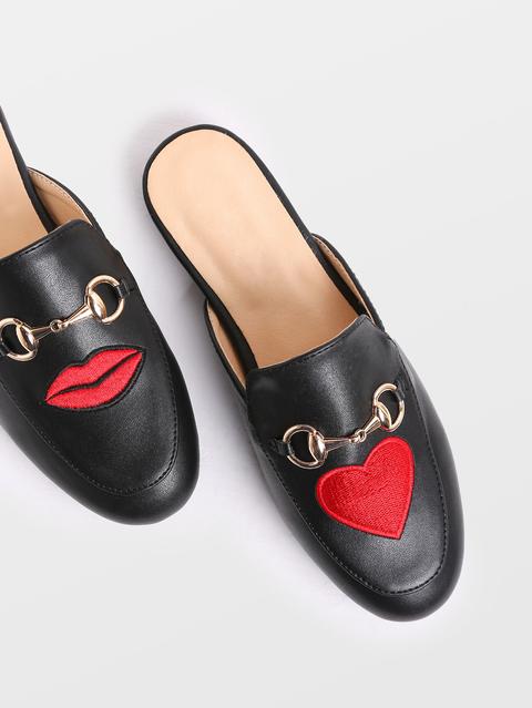 Mocasines Con Bordado De Labio Y Corazón - Negro