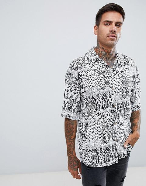 Camisa Con Cuello De Solapa Y Estampado Azteca En Blanco De Pull&bear