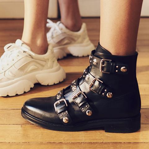 Bottines Plates En Cuir Et Studs