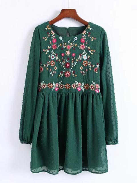 Gesmocktes Kleid Mit Stickereien Detail Und Netzstoff Auf Den Ärmeln