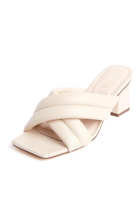 Sandalias Color Crudo Con Tiras Cruzadas Acolchadas Y Puntera Cuadrada