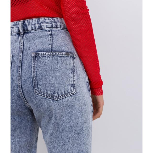calça mom jeans marmorizada