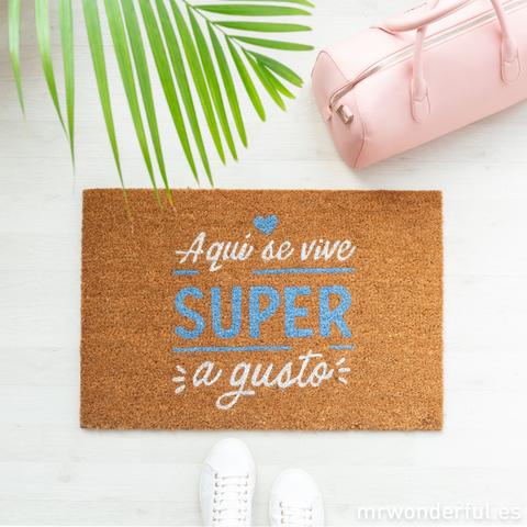 Felpudo - Aquí Se Vive Super A Gusto