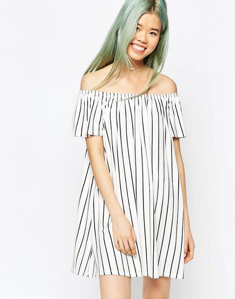 Vestido De Vuelo Con Hombros Descubiertos Y Estampado De Rayas Verticales De Asos