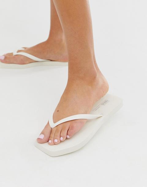 square toe flip flops