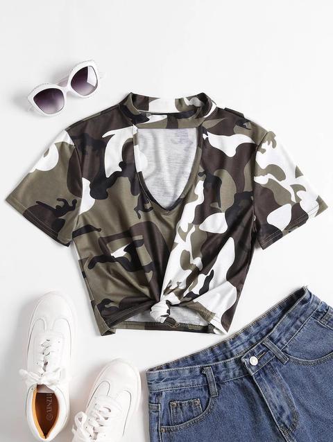 T-shirt Stampata Di Camo Con Choker