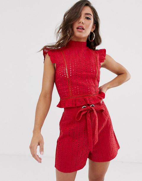 Top Rojo Bordado Con Ribete De Volante De Prettylittlething