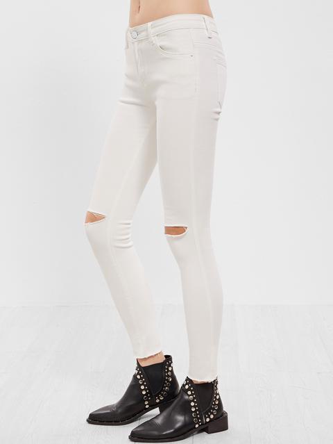 Jeans Stretti Strappati Su Ginocchio Bianco