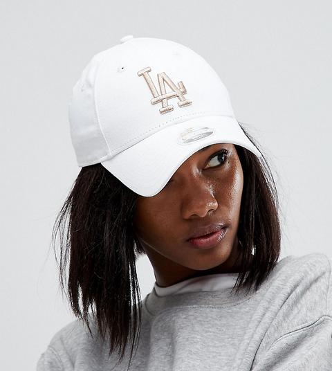 New Era - Weiße Kappe Mit „la“-aufschrift In Roségold