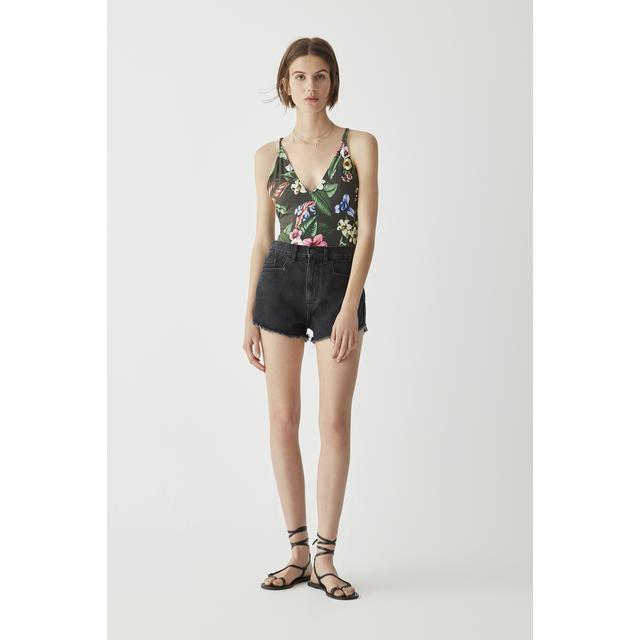 Shorts Vaqueros Bajo Desflecado from Pull and Bear on 21 Buttons