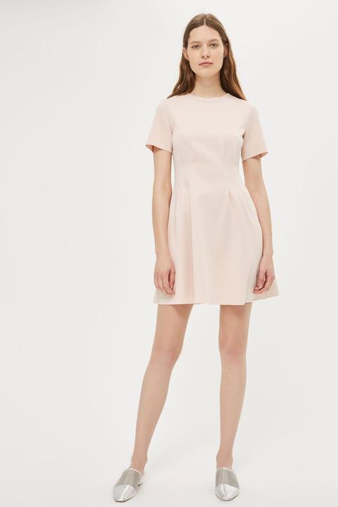 Ausgestelltes Kleid In Bahnenoptik