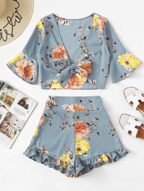 Top Con Nodi Sul Davanti, Fiori E Shorts