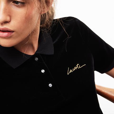 Polo De Mujer Lacoste Live Slim Fit En Terciopelo Con Inscripción Dorada