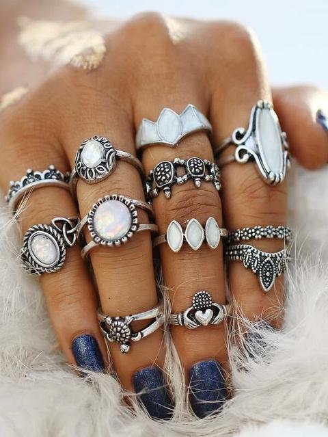 Conjunto Plateado De Anillos Con Distintos Motivos