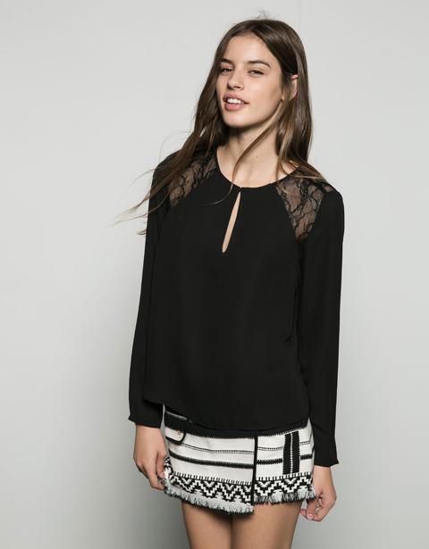 Camisa Bershka Con Encaje Y Lágrima En Escote